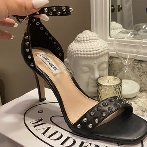 STEVE MADDEN STUDDED HEEL
